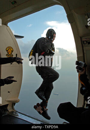 Over the skies of Ft. Lauderdale, Florida on April 27, 2005, the narrating member of the US Army Golden Knights leaps into the slipstream while practicing for the McDonalds Air Sea Show scheduled for April 30 and May 1, 2005. (UPI Photo/Marino/Cantrell) Stock Photo