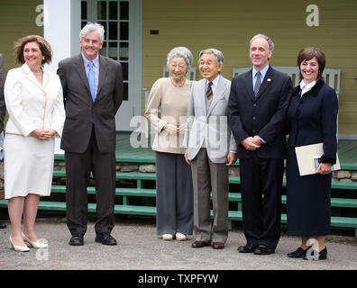 Emperor Akihito and Empress Michiko of Japan (C) meet Canadian Foreign Affairs Minister Lawrence Cannon and wife (L) and Gatineau Mayor Marc Bureau and wife Christiane Bureau (R) at the Mackenzie King Tearoom on Kingsmere Estate on July 4, 2009 in Gatineau, Quebec. The Imperial Couple is visiting Canada to mark the 80th anniversary of diplomatic relations between Canada and Japan. The Kingsmere Estate is the residence of former Canadian Prime Minister William Lyon Mackenzie King and is a national historic site in the Gatineau Park. (UPI Photo/Grace Chiu)