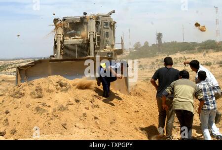 Palestinian youths throw stones at Israeli soldiers during Stock Photo ...