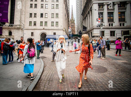 Women walking on Wall Street in New York on Thursday, June 20, 2019.  (© Richard B. Levine) Stock Photo