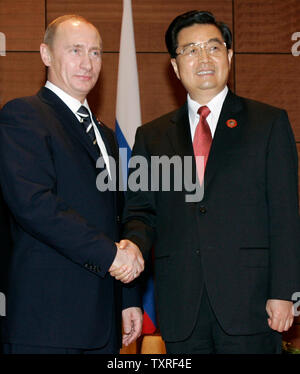 Russian President Vladimir Putin (L) shakes and with Chinese President Hu Jintao during their bilateral meeting at the Asia-Pacific Economic Cooperation ( APEC ) summit in Hanoi on November 18, 2006. (UPI Photo/Anatoli Zhdanov) Stock Photo