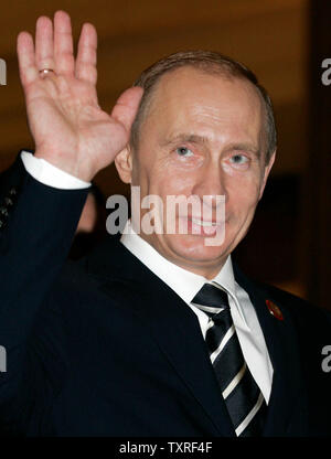 Russian President Vladimir Putin greets journalists at the Asia-Pacific Economic Cooperation (APEC) summit in Hanoi on November 18, 2006. (UPI Photo/Anatoli Zhdanov) Stock Photo