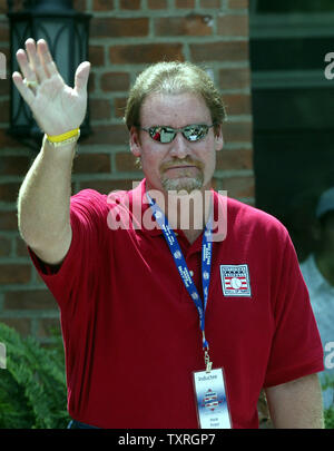 Former Boston Red Sox player Wade Boggs waves to the fans as he is introduced outside of the National Baseball Hall of Fame in Cooperstown, NY on July 29, 2005. Boggs and former Chicago Cubs Ryne Sandberg will be inducted into the hall on July 31, 2005. (UPI Photo/Bill Greenblatt) Stock Photo