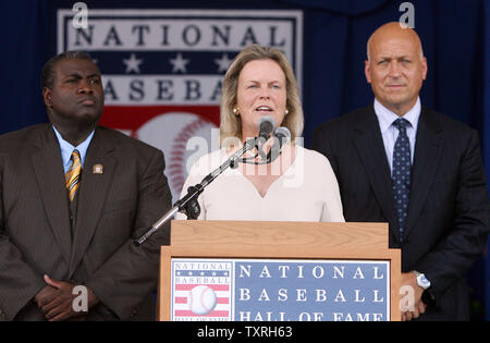 KRT STAND ALONE SPORTS PHOTO SLUGGED: WWEHALLOFFAME KRT PHOTOGRAPH BY  NICOLAS KHAYAT/ABACA PRESS (March 13) Baseball legend Pete Rose, WWE  Chairman Vince McMahon and WWE legend Jesse The Body Ventura pose together