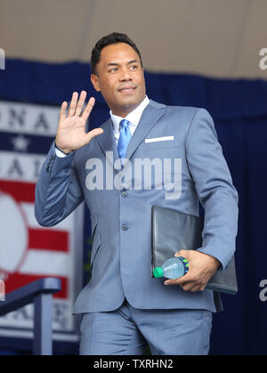 Roberto Alomar 'honored' to be inducted into Orioles Hall of Fame