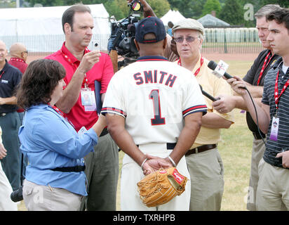 Barry Larkin, former Cincinnati Reds shortstop, elected to baseball Hall of  Fame: Video 