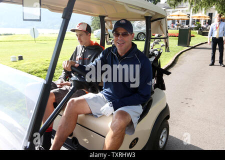 Former Atlanta Braves pitcher Greg Maddux, left, and former manager Bobby  Cox talk in the library during their orientation visit at the Baseball Hall  of Fame on Monday, March 24, 2014, in