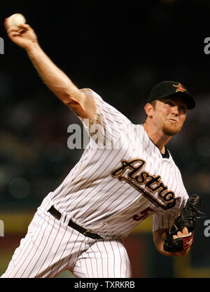 Apr 05, 2006; Houston, TX, USA; Houston Astros closer BRAD LIDGE preserves  the game after Adam Everett made a throw to 1st to end the game at Minute  Maid Park. Mandatory Credit