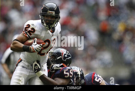 Houston Texans linebacker DeMeco Ryans (59) lines up during the