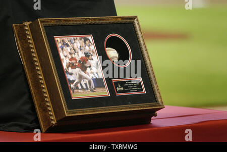 https://l450v.alamy.com/450v/txrmwg/the-houston-astros-organization-presented-second-baseman-kazuo-matsui-of-japan-with-this-framed-picture-and-ball-of-his-2000th-career-hit-prior-to-their-game-against-the-arizona-diamondbacks-at-minute-maid-park-in-houston-texas-on-august-23-2009-matsui-with-1433-hits-playing-in-japan-567-major-league-baseball-hits-is-the-fifth-japanese-baseball-player-with-2000-hits-2000-career-hits-200-pitching-wins-or-150-saves-gives-a-japanese-player-automatic-entry-into-the-japanese-baseball-hall-of-fame-upiaaron-m-sprecher-txrmwg.jpg