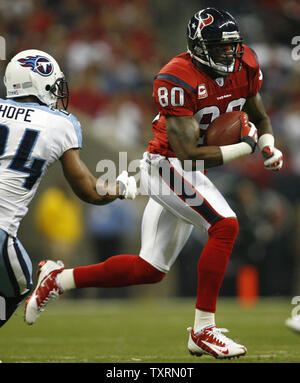 File:US Navy 090204-N-9758L-135 National Football League Pro Bowl players Tennessee  Titans Chris