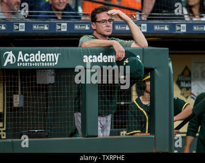 Oakland Athletics manager Bob Melvin, left, talks with draft pick Max Muncy  before a baseball game between the Athletics and the Los Angeles Angels in  Oakland, Calif., Monday, July 19, 2021. (AP