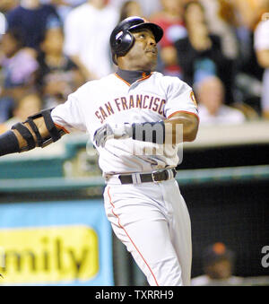 Barry bonds bat hi-res stock photography and images - Alamy