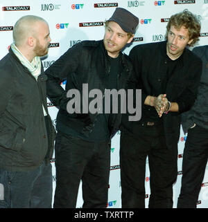 Lead singer Chris Martin (R) with two other members of Coldplay on the red carpet at the 2006 Juno Music Awards in Halifax, Nova Scotia, April 2, 2006.  (UPI Photo/Heinz Ruckemann) Stock Photo