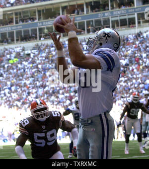 Dallas Cowboys tight end Jeff Robinson hauls in a Vinny Testaverde pass for a Cowboys touchdown during the Browns-Cowboys game Sept. 9, 2004 at Texas Stadium. Dallas defeated Cleveland 19-12.   (UPI Photo/Ian Halperin) Stock Photo