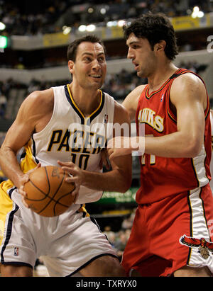 Indiana Pacers forward Jeff Foster (10) runs into Atlanta Hawks defender Esteban Batista (11) during the first half at Conseco Fieldhouse in Indianapolis, In February 24, 2006. (UPI Photo/Mark Cowan) Stock Photo