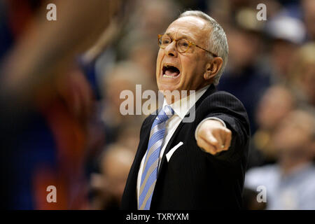 New York Knicks head coach Larry Brown yells for his team to get back on defense against the Indiana Pacers at Conseco Fieldhouse in Indianapolis, In March 7, 2006. (UPI Photo/Mark Cowan) Stock Photo