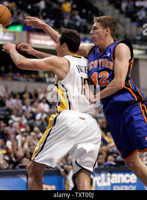 New York Knicks forward David Lee tips the ball away from Indiana Pacers defender Jeff Foster (10) during the second half at Conseco Fieldhouse in Indianapolis, In April 10, 2006. The Pacers defeated the Knicks 101-82. (UPI Photo/Mark Cowan) Stock Photo