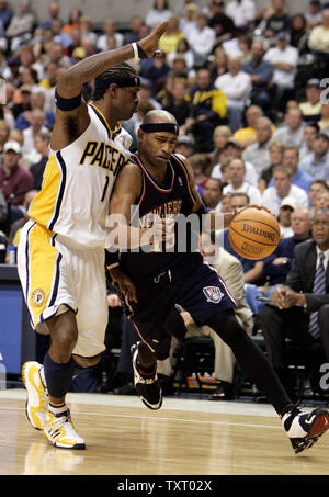 New Jersey Nets guard Vince Carter (15) drives around Indiana Pacers defender Stephen Jackson (1) in game 4 of their first round playoff series at Conseco Fieldhouse in Indianapolis, on April 29, 2006. The Nets defeated the Pacers 97-88 to tie the best of seven series 2-2. (UPI Photo/Mark Cowan) Stock Photo