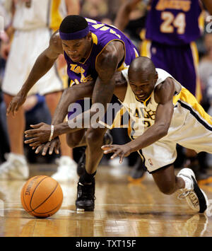 Indiana Pacers guard Darrell Armstrong, right, and Los Angeles Lakers guard Smush Parker, left, dive for a loose ball at Conseco Fieldhouse in Indianapolis February 2, 2007. The Pacers defeated the Lakers 95-84. (UPI Photo/Mark Cowan) Stock Photo