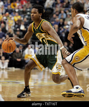 Seattle Supersonics forward Mickael Gelabale (15), from France, drives around Indiana Pacers forward Danny Granger (33) at Conseco Fieldhouse in Indianapolis February 7, 2007. (UPI Photo/Mark Cowan) Stock Photo