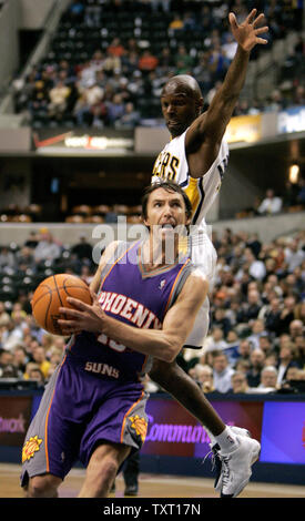 Phoenix Suns guard Steve Nash (13) drives past Indiana Pacers guard Darrell Armstrong (24) at Conseco Fieldhouse in Indianapolis February 27, 2007. (UPI Photo/Mark Cowan) Stock Photo