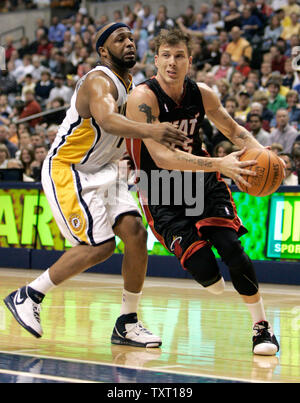 Miami Heat guard Jason Williams (55) drives around Indiana Pacers guard Jamaal Tinsley, left, at Conseco Fieldhouse in Indianapolis March 23, 2007. (UPI Photo/Mark Cowan) Stock Photo