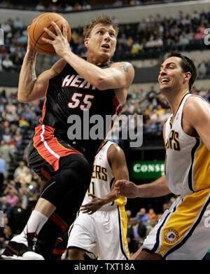 Miami Heat guard Jason Williams (55) drives to the basket past Indiana Pacers center Jeff Foster (R) at Conseco Fieldhouse in Indianapolis March 23, 2007. (UPI Photo/Mark Cowan) Stock Photo