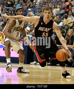 Miami Heat guard Jason Williams (55) drives past Indiana Pacers guard Jamaal Tinsley (11) at Conseco Fieldhouse in Indianapolis March 23, 2007. (UPI Photo/Mark Cowan) Stock Photo