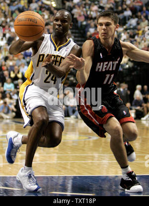 Indiana Pacers guard Darrell Armstrong (24) passes the ball away from Miami Heat guard Chris Quinn (11) at Conseco Fieldhouse in Indianapolis March 23, 2007. The Pacers defeated Miami 95-70. (UPI Photo/Mark Cowan) Stock Photo