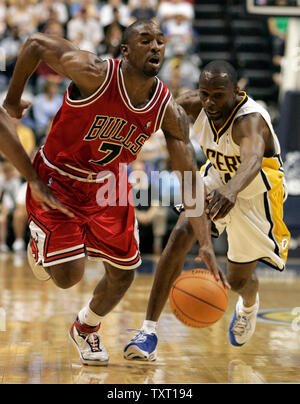 Chicago Bulls guard Ben Gordon (7) drives past Indiana Pacers guard Darrell Armstrong (R) at Conseco Fieldhouse in Indianapolis March 25, 2007. (UPI Photo/Mark Cowan) Stock Photo
