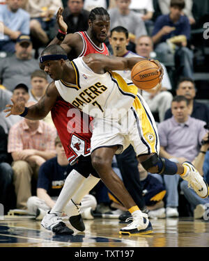 Indiana Pacers forward Jermaine O'Neal (7) drives around Chicago Bulls center Ben Wallace (R) at Conseco Fieldhouse in Indianapolis March 25, 2007. O'Neal had 39 points in the Bulls 92-90 win over the Pacers. (UPI Photo/Mark Cowan) Stock Photo