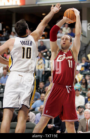 Cleveland Cavaliers center Zydrunas Ilgauskas of Lithuania (11) shoots over Indiana Pacers center Jeff Foster (10) at Conseco Fieldhouse in Indianapolis March 27, 2007. (UPI Photo/Mark Cowan) Stock Photo