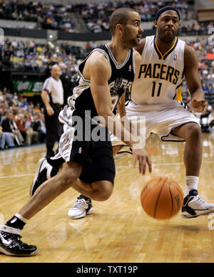 New Jersey Net Jason Kidd looks for a someone to pass to against the  Phoenix Suns in the second quarter November 25, 2005 in Phoenix, AZ. (UPI  Photo/Will Powers Stock Photo - Alamy