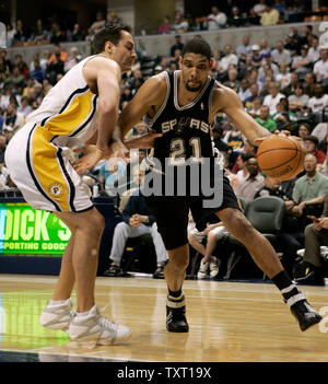 San Antonio Spurs forward Tim Duncan (21) drives to the basket against Indiana Pacers center Jeff Foster at Conseco Fieldhouse in Indianapolis April 1, 2007. (UPI Photo/Mark Cowan) Stock Photo