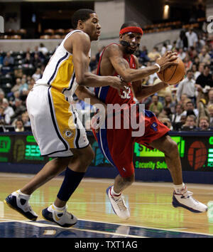 Detroit Pistons guard Richard Hamilton (32) drives to the basket past Indiana Pacers forward Danny Granger (L) at Conseco Fieldhouse in Indianapolis April 3, 2007. (UPI Photo/Mark Cowan) Stock Photo