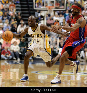 Indiana Pacers guard Darrell Armstrong (24) drives around Detroit Pistons guard Richard Hamilton (R) at Conseco Fieldhouse in Indianapolis April 3, 2007. Detroit defeated the Pacers 100-85. (UPI Photo/Mark Cowan) Stock Photo
