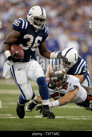 Indianapolis Colts center Jeff Saturday (63) works out before their game on  Thursday, December 22, 2011, in Indianapolis, Indiana. (Photo by Sam  Riche/MCT/Sipa USA Stock Photo - Alamy