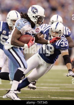 Tennessee Titans running back Chris Johnson (28) runs against the ...