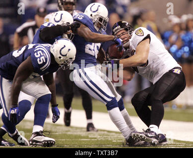 Tampa Bay Buccaneers' Jermaine Phillips (23) and Juran Bolden (21) tackle  Baltimore Ravens' tight end Todd heap (86) during third-quarter action at  Raymond James Stadium in Tampa, Florida September 10, 2006. The