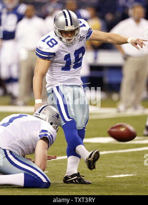 Dallas Cowboys punter Mat McBriar place holds before playing the San Diego  Chargers in their NFL preseason football game Saturday, Aug. 21, 2010, in  San Diego. (AP Photo/Gregory Bull Stock Photo - Alamy