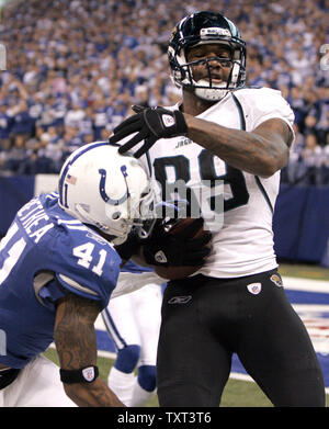 Indianapolis Colts defensive back Antoine Bethea during the NFL team's  football training camp in Terre Haute, Ind., Tuesday, Aug. 11, 2009. (AP  Photo/Michael Conroy Stock Photo - Alamy