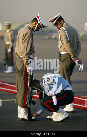 An Iranian army soldier cleans soldiers boots before Russian President Vladimirat Putin arrival ceremony at Mehrabad International Airport in Tehran, Iran on October 15, 2007. Russian President Vladimir Putin arrived Tuesday in Tehran to attend the summit of the five littoral states of the Caspian Sea. Putin, who is the first Moscow leader to visit Iran since Josef Stalin in 1943, is to also meet with his Iranian host and counterpart, Mahmoud Ahmadinejad, to discuss Iran's nuclear programmes.  Presidents of the Caspian Sea littoral states including Iran, Azerbaijan, Russia, Turkmenistan and Ka Stock Photo