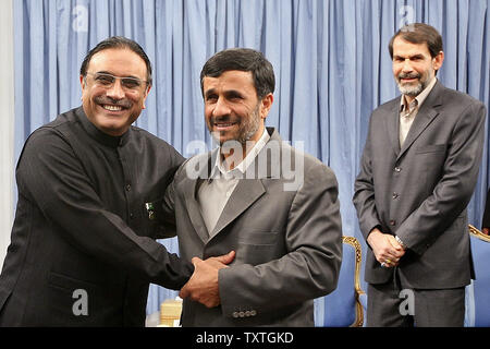 Iranian President Mahmoud Ahmadinejad (C) and Pakistani President Asif Ali Zardari (L) meet, as Iranian Interior Minister Sadeq Mahsouli looks on, in Tehran, Iran on March 10, 2009. (UPI Photo/Iranian President's Office) Stock Photo
