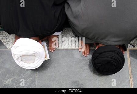 Iraqi pilgrims pray at the shrine of Imam Musa al-Kazim in Baghdad, Iraq on May 8, 2009. (UPI photo/Ali Jasim) Stock Photo