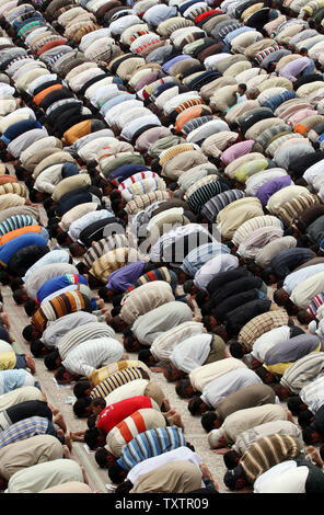 Iraqi pilgrims pray at the shrine of Imam Musa al-Kazim in Baghdad, Iraq on May 8, 2009. (UPI photo/Ali Jasim) Stock Photo