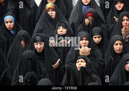 Iraqi pilgrims pray at the shrine of Imam Musa al-Kazim in Baghdad, Iraq on May 8, 2009. (UPI photo/Ali Jasim) Stock Photo