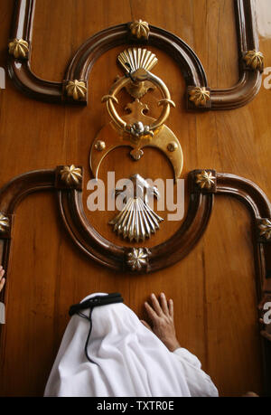 Iraqi pilgrims pray at the shrine of Imam Musa al-Kazim in Baghdad, Iraq on May 8, 2009. (UPI photo/Ali Jasim) Stock Photo