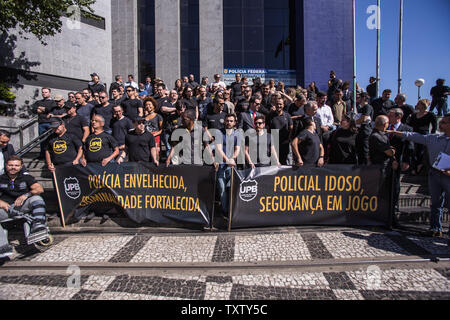 Sao Paulo, Brazil. 25th June, 2019. Police officers take part in a protest in front of the headquarters of the police headquarters. They demanded the 'right' classification of their task as a risk occupation. Credit: Andre Lucas/dpa/Alamy Live News Stock Photo
