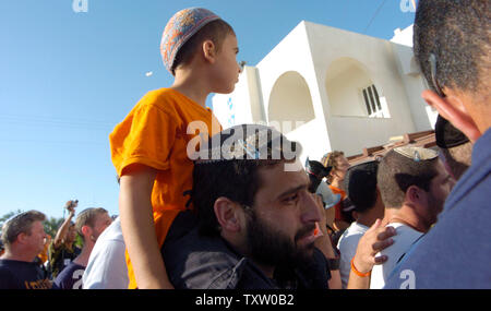 Israeli settlers pray and weep outside the synagogue after being evacuated by Israeli soldiers from her house in  the Jewish settlement Atzmona in the Gaza Strip, August 21, 2005.  (UPI Photo/Debbie Hill) Stock Photo